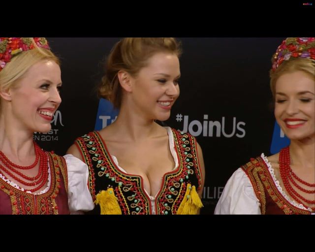 Ola Ciupa mierzy kolanem w krocze szwedzkiego dziennikarza 