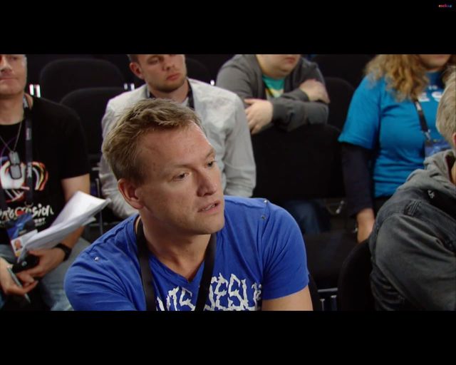 Ola Ciupa mierzy kolanem w krocze szwedzkiego dziennikarza 