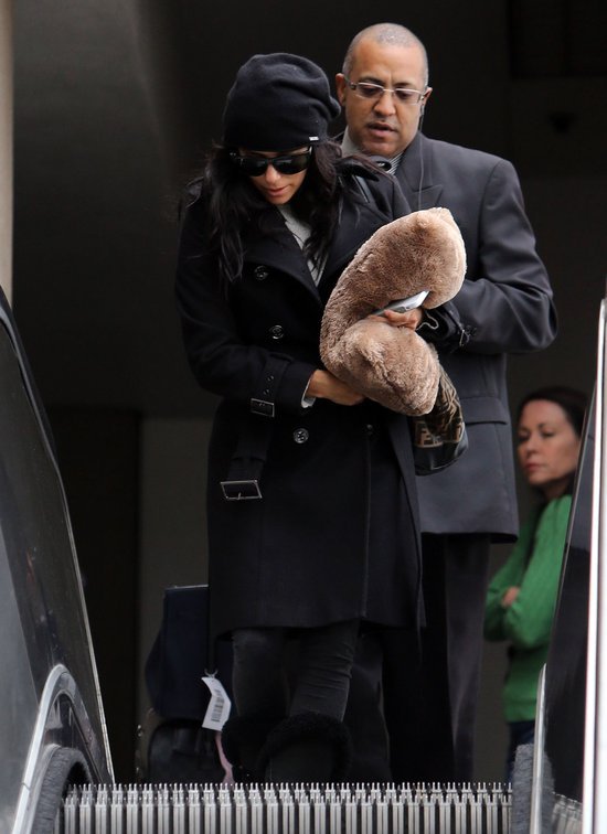 Eva Longoria z podusią na lotnisku (FOTO)