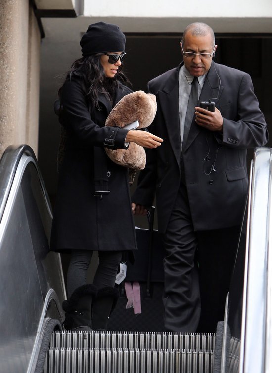 Eva Longoria z podusią na lotnisku (FOTO)