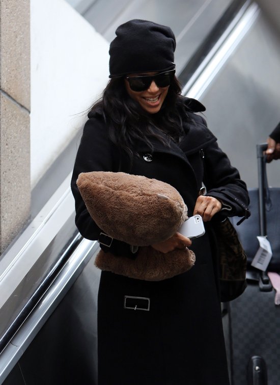 Eva Longoria z podusią na lotnisku (FOTO)