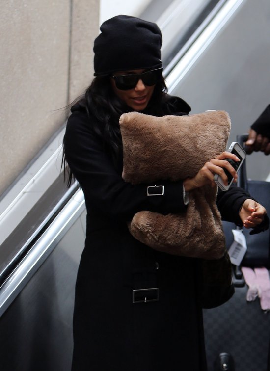 Eva Longoria z podusią na lotnisku (FOTO)