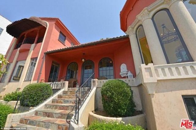 Wszyscy się dziwią Evie Longorii. Dlaczego dopiero teraz sprzedaje ten dom?