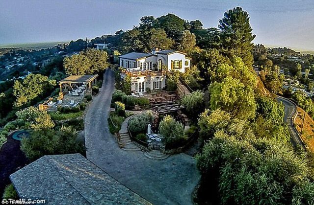 Wszyscy się dziwią Evie Longorii. Dlaczego dopiero teraz sprzedaje ten dom? Wszyscy się dziwią Evie Longorii. Dlaczego dopiero teraz sprzedaje ten dom?