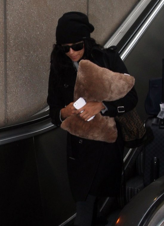 Eva Longoria z podusią na lotnisku (FOTO)