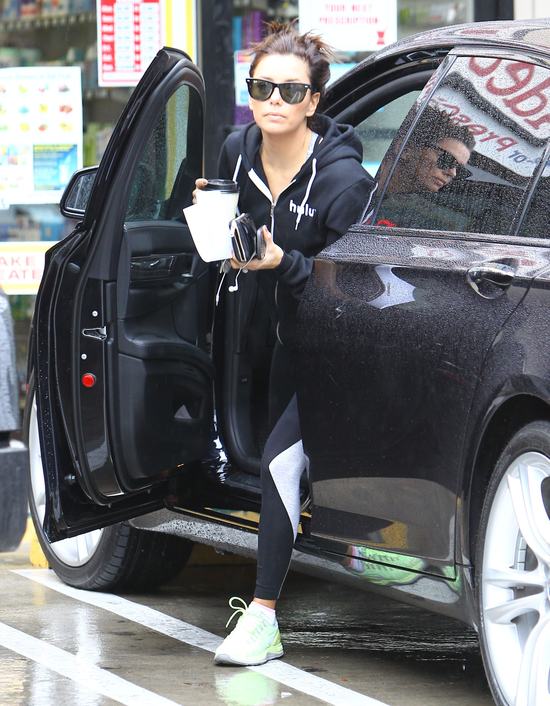 Eva Longoria i jej jogging w deszczu (FOTO)
