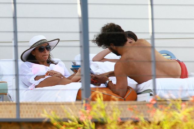 Eva Longoria Wielkanoc spędziła nad basenem (FOTO)