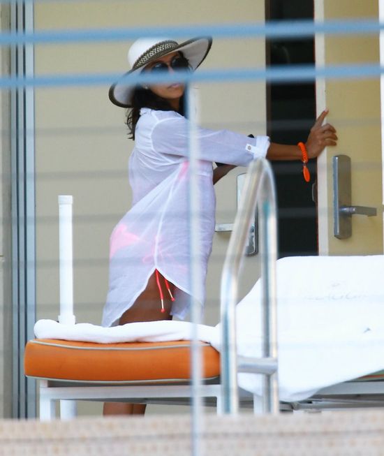 Eva Longoria Wielkanoc spędziła nad basenem (FOTO)