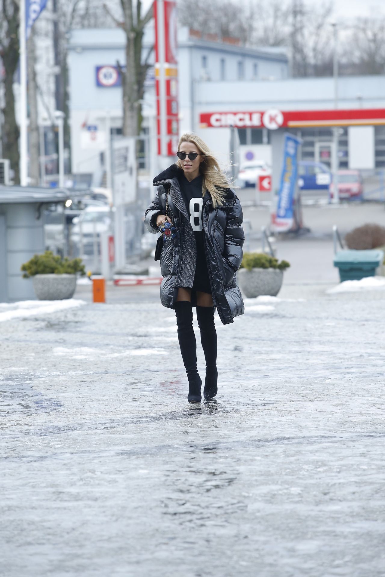 Ewa Chodakowska w seksownych kozakach przed studio TVP (ZDJĘCIA) Ewa Chodakowska w seksownych kozakach przed studio TVP (ZDJĘCIA)