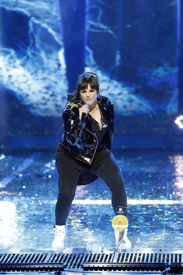 Ewa Farna w fartuchu, z kotletem na stole 