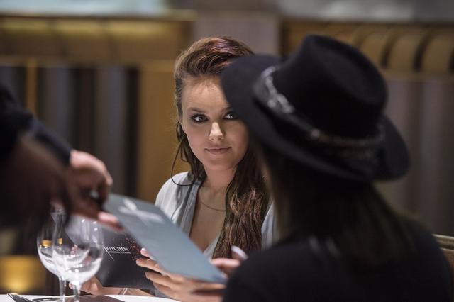 WOW! Co za dekolt! Ewa Farna w Hell's Kitchen - mamy dużo zdjęć (FOTO) WOW! Co za dekolt! Ewa Farna w Hell's Kitchen - mamy dużo zdjęć (FOTO)