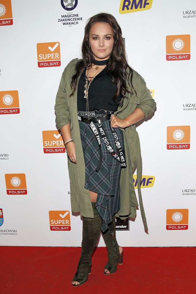 Ewa Farna w fartuchu, z kotletem na stole 