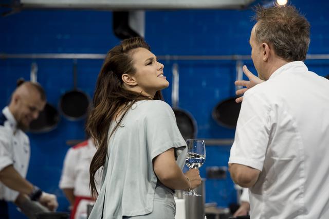 WOW! Co za dekolt! Ewa Farna w Hell's Kitchen - mamy dużo zdjęć (FOTO) WOW! Co za dekolt! Ewa Farna w Hell's Kitchen - mamy dużo zdjęć (FOTO)