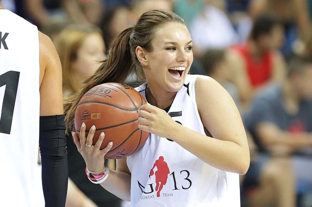 Ewa Farna zagrała w meczu Gortat Team - Wojsko Polskie (FOTO) Ewa Farna zagrała w meczu Gortat Team - Wojsko Polskie (FOTO)