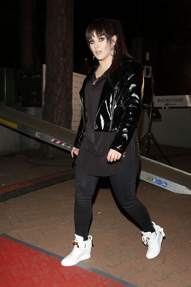 Ewa Farna w fartuchu, z kotletem na stole 