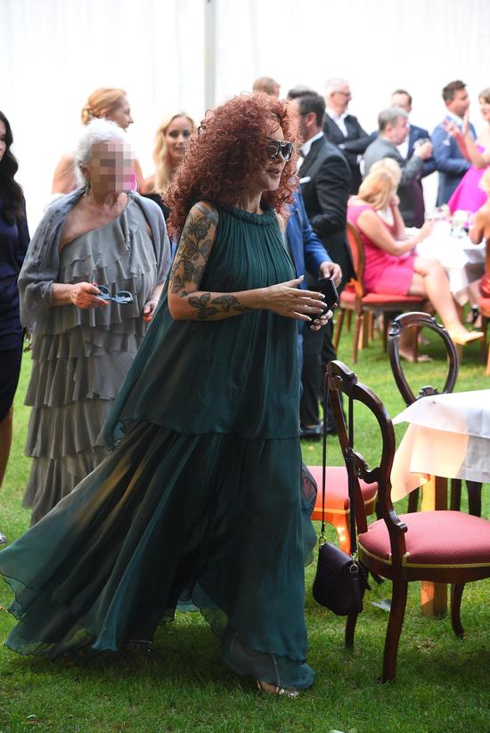 Ewa Minge tłumaczy się ze skromnej kreacji, w której przyszła na ślub Majdanów 