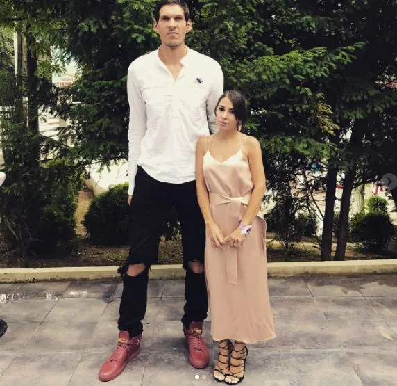 Boban i Milica - para z bardzo dużą różnicą wzrostu Boban i Milica - para z bardzo dużą różnicą wzrostu
