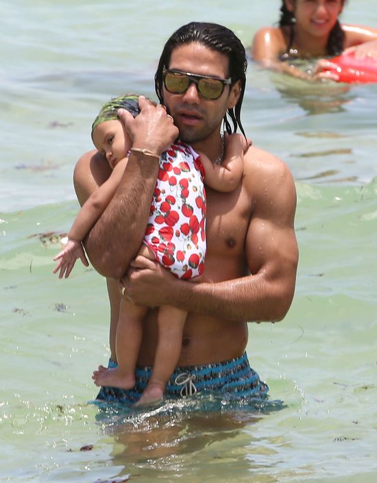 Znany piłkarz przyłapany z rodzinką (FOTO)