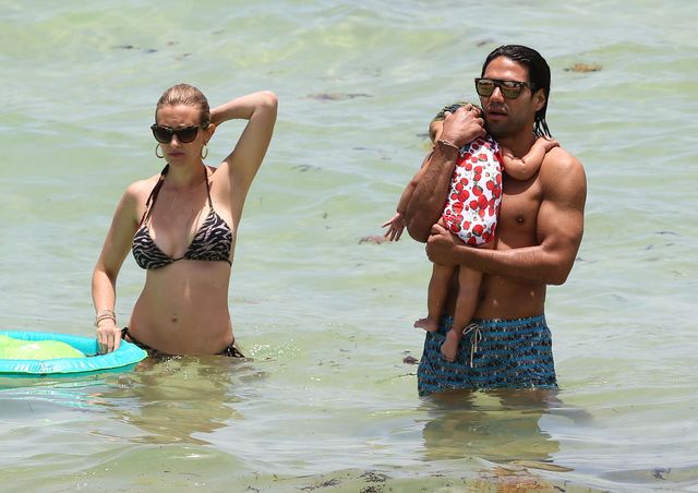 Znany piłkarz przyłapany z rodzinką (FOTO)