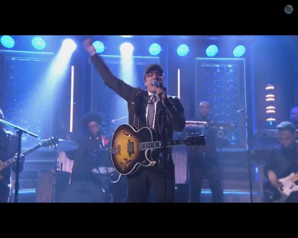 FENOMENALNY Jimmy Fallon naśladuje Bono z U2 [VIDEO]