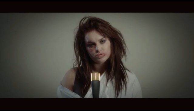 Ewa Farna pobita przez fanów [VIDEO]