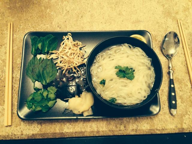 Farna zamiast studiów gotuje, sprząta i chodzi na zakupy Farna zamiast studiów gotuje, sprząta i chodzi na zakupy