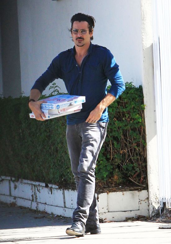 Colin Farrell jako dostawca pizzy (FOTO)