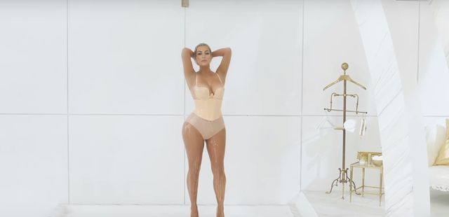 Fergie wygrała internety! Kim, Chrissy i inne mamy oblały się dla niej mlekiem