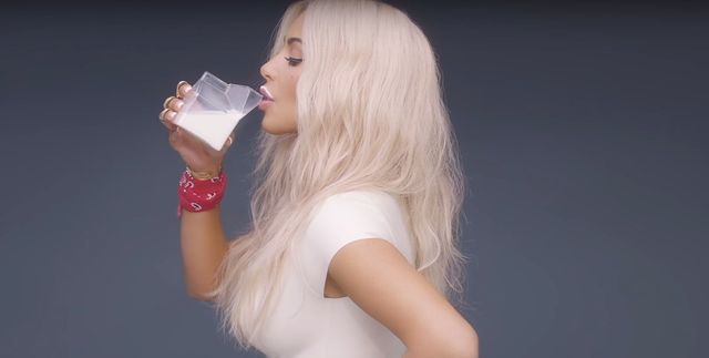 Fergie wygrała internety! Kim, Chrissy i inne mamy oblały się dla niej mlekiem