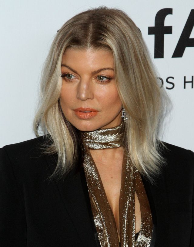 Dlaczego Fergie nie wychodzi z domu bez szalika?