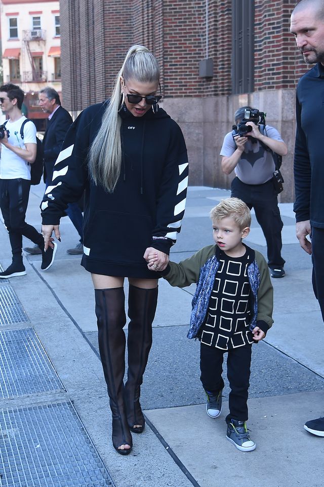 Dlaczego Fergie nie wychodzi z domu bez szalika?