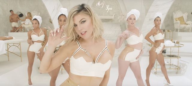 Fergie wygrała internety! Kim, Chrissy i inne mamy oblały się dla niej mlekiem