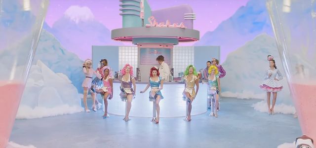 Fergie wygrała internety! Kim, Chrissy i inne mamy oblały się dla niej mlekiem