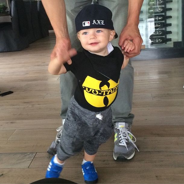 Synek Fergie już stawia pierwsze kroki (FOTO)