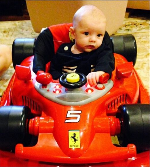 Synek Fergie już jeździ własnym Ferrari (FOTO)