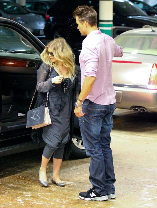 Fergie sprytnie ukrywa brzuszek