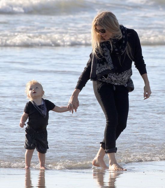 Chudziutka Fergie szaleje się z rodzinką (FOTO)