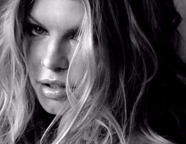 Fergie pokazała się topless (VIDEO)