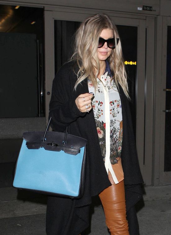 Ciężarna Fergie na lotnisku