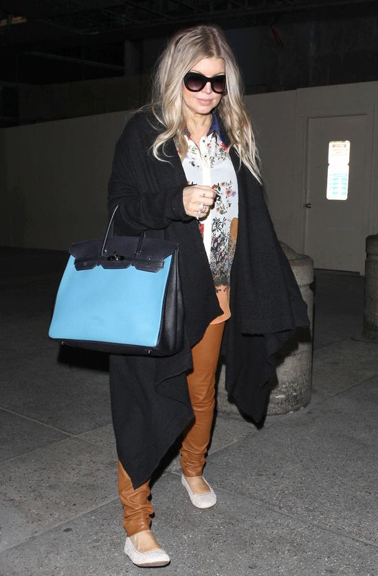 Ciężarna Fergie na lotnisku