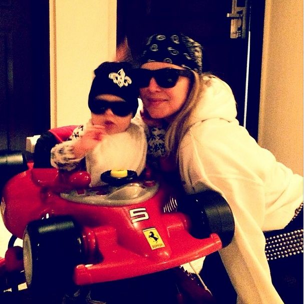 Synek Fergie już stawia pierwsze kroki (FOTO)