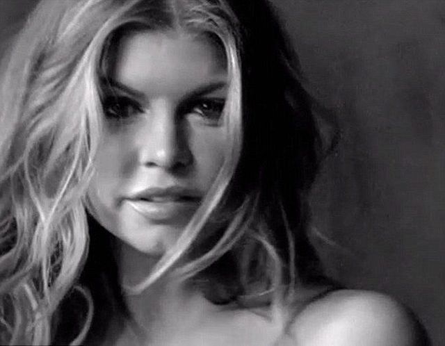 Fergie pokazała się topless (VIDEO)