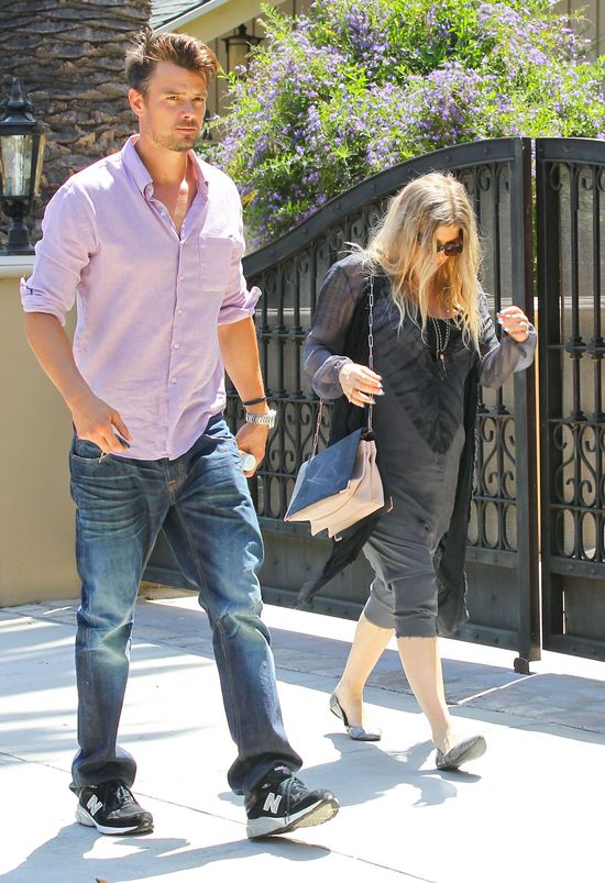 Fergie sprytnie ukrywa brzuszek