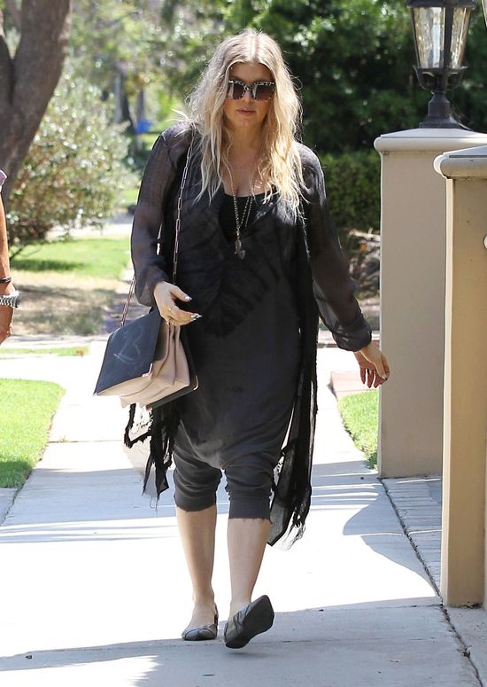 Fergie sprytnie ukrywa brzuszek