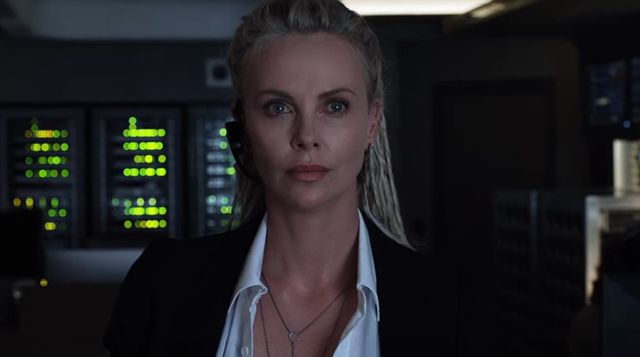 Luksusowe samochody wypadają przez okna. Co się dzieje? Luksusowe samochody wypadają przez okna. Co się dzieje?