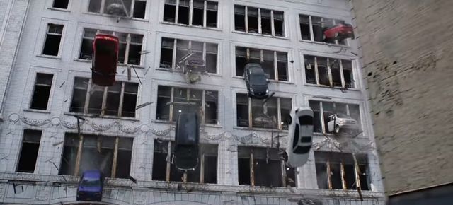 Luksusowe samochody wypadają przez okna. Co się dzieje? Luksusowe samochody wypadają przez okna. Co się dzieje?