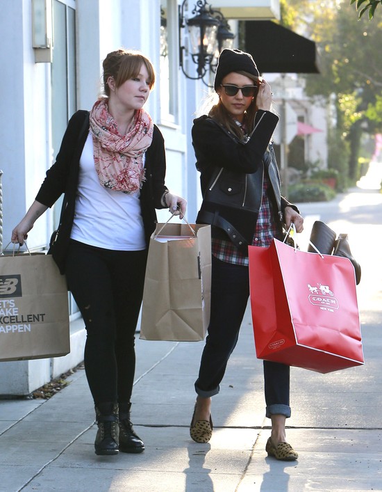 Gdy Jessica Alba kupuje prezenty na święta… (FOTO)