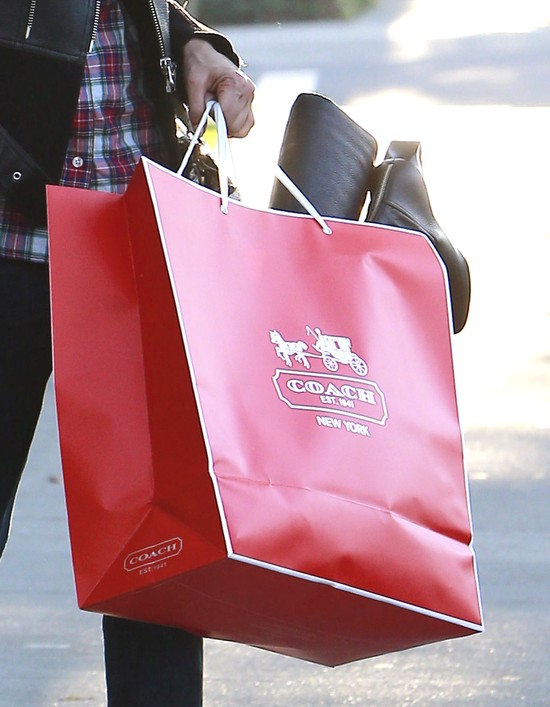 Gdy Jessica Alba kupuje prezenty na święta… (FOTO) Gdy Jessica Alba kupuje prezenty na święta… (FOTO)