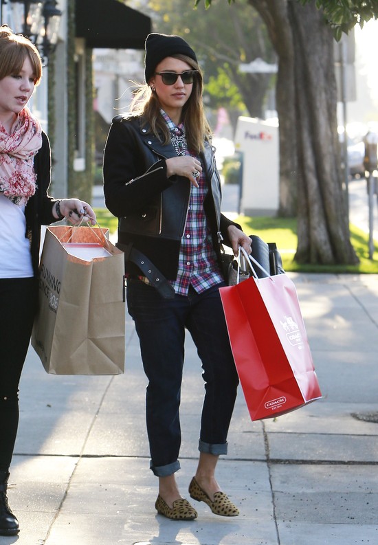 Gdy Jessica Alba kupuje prezenty na święta… (FOTO) Gdy Jessica Alba kupuje prezenty na święta… (FOTO)