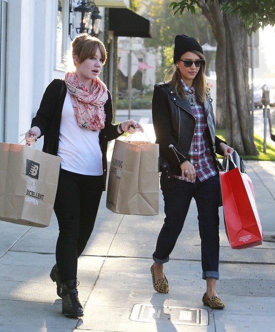 Gdy Jessica Alba kupuje prezenty na święta… (FOTO) Gdy Jessica Alba kupuje prezenty na święta… (FOTO)